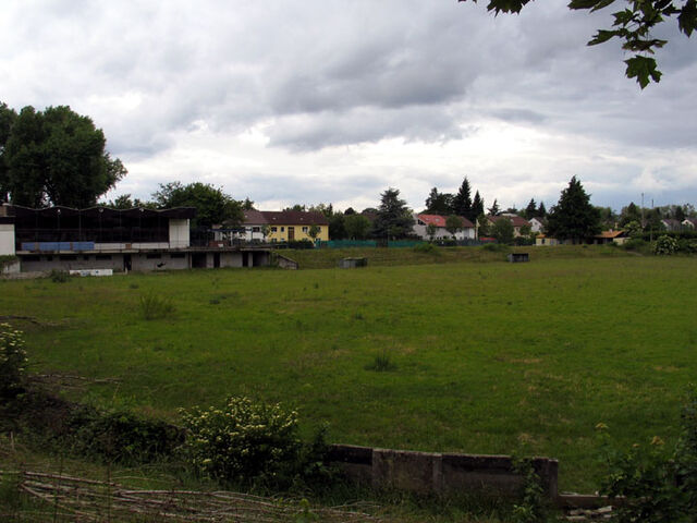 KFV-Stadion: Blick auf Spielfeld und Haupttribüne